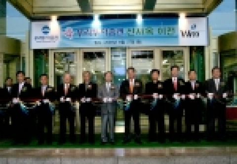 우리투자증권(사장 : 朴鍾秀)은 지난 6월 17일부터 26일까지 부서별로 2회에 걸쳐 주말을 이용하여 신증권타운으로 본사를 이전 완료하여 27일 신사옥 이전식을 가졌다고 밝혔다.