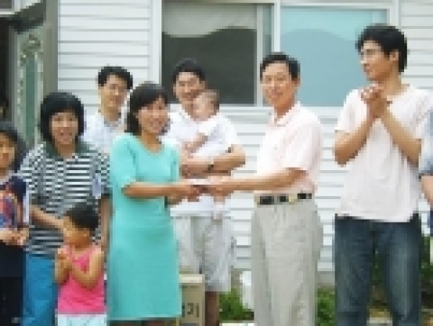 지난 25일(토) 한국증권업협회(회장 황건호) 사회봉사단 나누미 회원 15명이  미혼모 자녀들인 1급 장애우들의 복지시설인 소망의집(경기 김포 소재)에서 목욕, 도배, 빨래 등 일