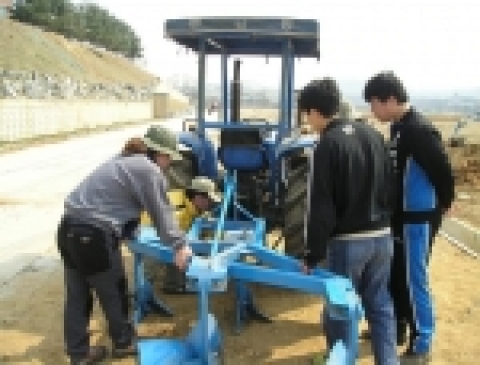농촌진흥청 한국농업전문학교(학장 임승달)는 6월 27일부터 7월 1일까지(5일간) 농업기계 종합교육관에서 전국 농과계 대학생 44명을 대상으로 농업기계 기술교육을 실시한다고 밝혔다.