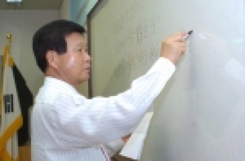 한화갑 민주당 대표는 오늘(6.27) 국회 헌정기념관에서 열린 「대한민국 영리더포럼」(대표 김난일)이 주최하고 민주당 학생위원회가 후원한「명사에게 듣는다」강연에서 특별강연했다.