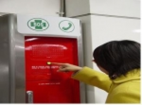 서울지하철은 비상통화장치(SOS)도 역사에 설치하여 승객이 재난 및 긴급상황 발생시 즉시 신고할 수 있게 된다.