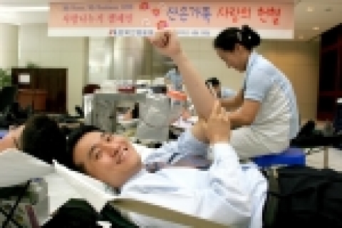 "사랑나누기 산은가족 헌혈 캠페인"에 동참하고 있는 한국산업은행 직원들