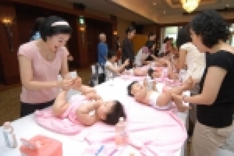 한국존슨앤드존슨(대표이사 최승한)이 후원하는 베이비 스킨케어 전문 브랜드 존슨즈 베이비의 ‘사랑의 터치 캠페인’이 아시아 태평양 지역에서 10주년을 맞이했다.