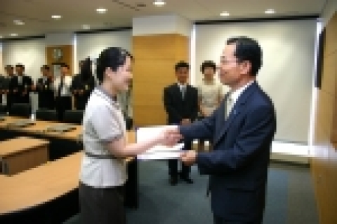 광주은행(은행장 정태석)은 우수직원의 사기진작을 통한 성과문화제도의 정착을 위해「2005년도 1분기 광은리더 시상식」을 실시하여 상장 및 부상을 수여했다.