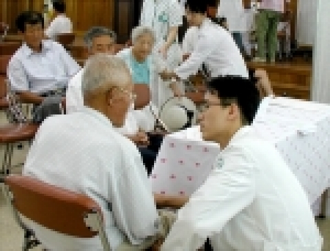 건양대학교병원(병원장 : 이영혁 교수)은 6월 28일(화) 오전 9시부터 오후 5시까지 충남 아산시 음봉면 음봉농협 2층에서 농촌 주민들을 대상으로 의료봉사 활동을 펼쳤다.