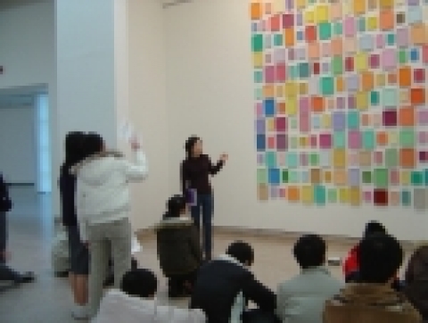 국립현대미술관은 백남준, 토니 크랙, 세자르 등 중·고등학교 미술 교과서 속에 등장하는 작가와 작품들을 체계적인 교육프로그램을 통해 배울 수 있는『청소년 현대미술 산책』을 7-8월 방학기간 중 5회(7.29/8.5/8.12/8.18/8.19 오전 10시-12시)에 걸쳐 진행한다.