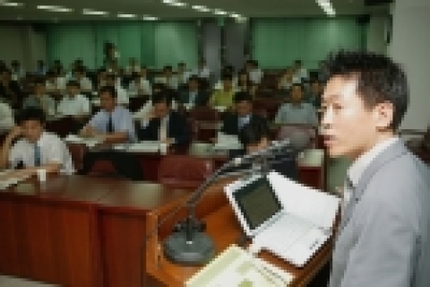 대한상공회의소(회장 朴容晟)는 29일 오후 상의 제1회의실(게이트웨이타워빌딩 9층)에서 이원준(李源峻) 액센츄어 서울사무소 부사장을 초청하여 ‘RFID기술의 국제응용사례와 우리기업의 대응방안’ 세미나를 개최했다.