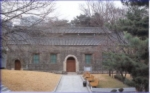 번사창 전경.번사창은 1884년 5월무기의 제조․수리․저장을 위하여 건립되었으며, 1982년 12월 17일 서울시 유형문화재 제51호로 지정된 바 있다.