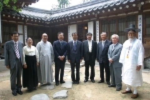 맨 왼쪽부터 문화관광부 이보경 종무실장, 원불교 이혜정 교정원장, 대한불교 조계종 법장 총무원장, 문화관광부 장관 정동채, 한국기독교 총연합회 최성규 대표회장, 한국천주교 중앙협의회 조규만 사무총장, 천도교 한광도 교령, 성균관 최근덕 관장, 한국민족종교협의회 한양원 회장