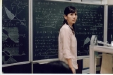 아픈 첫사랑의 기억을 간직하고 있는 서른 살의 여자 조인영이 어느 날 새롭게 시작되는 또 하나의 눈부신 사랑을 맞이하는 이야기 '사랑니'.