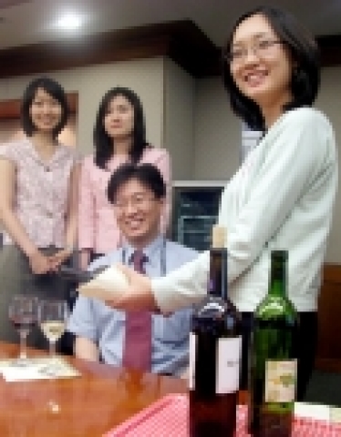 글로벌 물류기업으로 성장하기 위해 한진(대표 이원영, www.hanjin.co.kr)이 30일 본사 21층 대회의실에서 전 직원들을 대상으로 ‘와인예절 교육’을 실시했다.