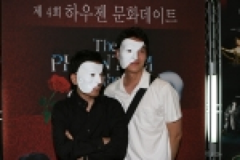 삼성전자는 지난 30일 저녁 뮤지컬 '오페라의 유령' 공연에 하우젠 우수고객과 거래선 2천명을 초청, 감사의 뜻을 전했다. 사진은 초청 관람객들이 삼성전자가 마련한 오페라의 유령을 입어라’포토존 이벤트에서 '오페라의 유령' 가면과 면사포를 쓰고 기념촬영을 하고 있는 모습