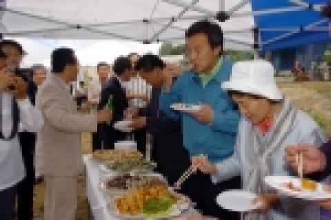 손 지사는 시상식이 끝난 뒤 참석자들과 외래어종으로 만든 튀김, 회 등 음식 시식회도 가졌다.