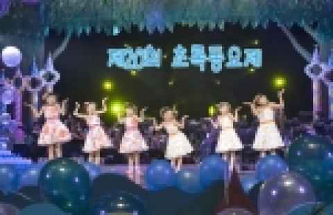 지난 2일(토) 여의도 KBS홀에서 가족 중창부문 6팀과 어린이 독창부문 6팀 등 12개팀이 참가한 가운데 펼쳐진 제20회 초록동요제 행사로 이번 대회에서는 '파랑 색종이'를 부른 김효진양이 대상을 차지했고, '노래로 세상을 아름답게'를 부른 정다현양 가족이 최우수상을 각각 수상했다.