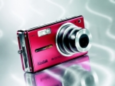 한국코닥(대표 김군호, www.kodak.co.kr)은 명함크기에 2cm 두께의 슬림한 사이즈의 이지쉐어 V550을 비롯한 V시리즈 2종(V550, V530)을 출시한다고 4일 밝혔다.