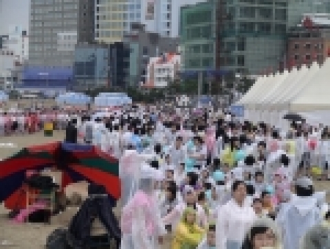 개막축하공연에 몰려든 관람객들