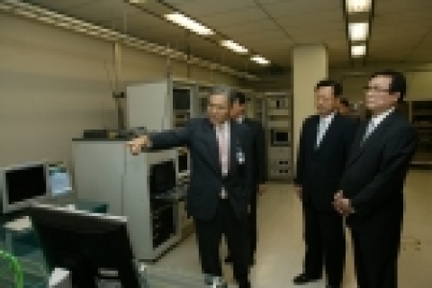 (좌측부터) 임주환 ETRI원장, 국기환 산업기술연구회 이사, 이호일 산업기술연구회 이사장이 지상파 DMB실험실을 둘러보고 있는 장면