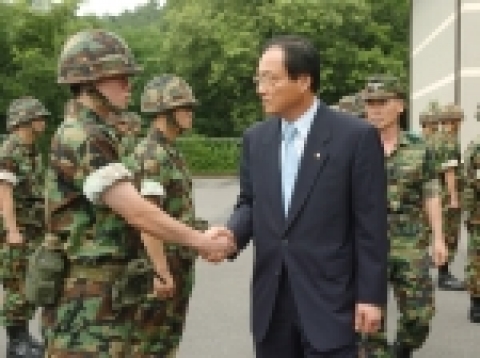 김주훈 조선대 총장은 7월 4일 오후 3시 학군단 연병장에서 열린 2005년 하계입영훈련 출동신고식에서 하계입영훈련에 참가하는 후보생들을 격려했다.