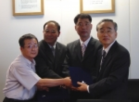 7월 5일 서울 대치동 동부금융센터에서 동부한농화학 신영균 부회장(제일 오른쪽)과 동부한농•동부정밀 노조위원장들이 노사공동선언문에 서명한 후 악수를 나누고 있다.