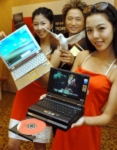 도시바코리아(대표 차인덕 www.toshiba.co.kr)는 도시바 노트북 사업 20주년을 기념해 도시바의 최신 기술력이 집적된 7.2인치 초소형 미니노트북 ‘리브레또 U100’과 초슬림형 노트북 ‘포테제 R200’을 6일 선보였다.