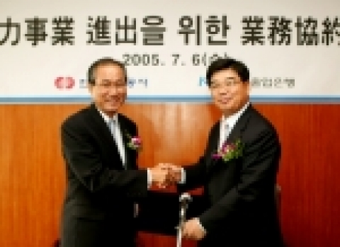 7.6 오전 11시 강남구 삼성동 코엑스 인터컨티넨탈 호텔에서 한준호 한국전력공사 사장(사진 왼쪽)과 신동규 수출입은행장(사진 오른쪽)이 해외전력사업에 대한 금융지원과 공동협력을 위한 전략적 협약을 체결한 뒤 악수를 나누고 있다.