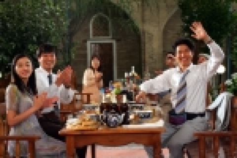 신부감을 찾아 떠난 두 시골 노총각과 현지 통역관의 우즈벡 맞선 대장정을 그린 영화 '나의 결혼원정기'가 우즈베키스탄의 수도 타슈켄트에서 촬영 현장을 공개했다.