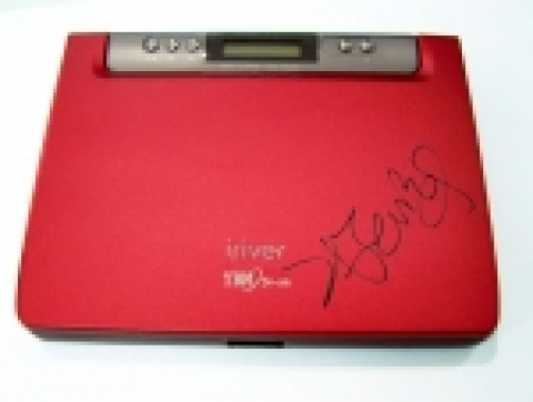 국내 대표 온라인 마켓플레이스 옥션(대표 박주만 www.auction.co.kr)은 오는 14일까지 레인콤(대표 양덕준)과 손잡고 '소년소녀 가장돕기' 아이리버 MP3플레이어 자선경매를 진행한다.