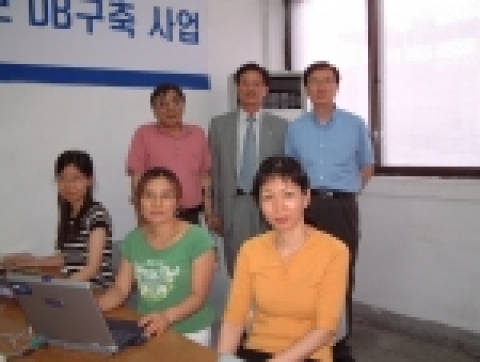 SK C&C 공공사업부문장 주정수 전무(사진 가운데)와 성남시 장애인정보화협회 백세균 회장(사진 왼쪽)이 기상청 DB 구축 사업 현장을 방문해 작업 중인 인력들을 격려하고 기념촬영을 했다.