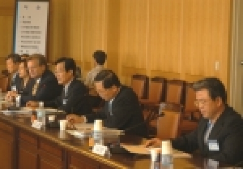 성윤갑 관세청장은 7월7일 서울세관 10층대회의실에서 개최된 초일류세관추진위원회 를 주재한 자리에서 그간의 추진성과에 대해 설명하고 있다.