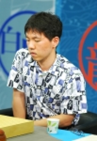 지난6일 서울 홍익동 한국기원 바둑TV 스튜디오에서 벌어진 '제2기 전자랜드배 왕중왕전' 결승 1국에서 이창호 9단이 최철한 9단을 맞아 269수 반 집 승을 거두며 2기 왕중왕에 한 걸음 더 가까이 다가섰다.
