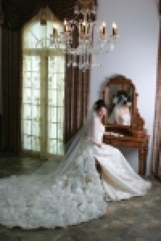 종합가구업체인 라자가구에서 운영하는 '스튜디오라자'는  고 품격 웨딩 촬영을 전문적으로 하며 여러 장면을 연출할 수 있는 세트장이나 조명, 드레스 제공 등의 서비스가 고급스럽다.