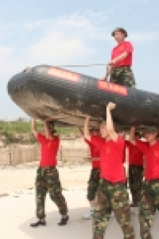 현대하이스코 김원갑 부회장(보트 위에 올라탄 사람)이 신입사원 하계수련회에 참가하여 신입사원들과 함께 훈련을 받고 있다.
