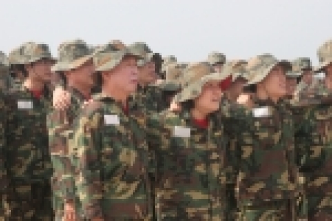 현대하이스코 김원갑 부회장이 신입사원 하계수련회에 참가하여 신입사원들과 함께 훈련을 받고 있다.(앞줄 맨 왼쪽이 김원갑 부회장)