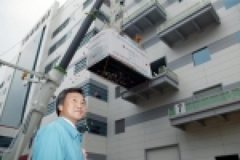 손학규 경기도지사가 LG 필립스 LCD(구본준 부회장)주관으로 거행된 이날 장비반입식에 참가했다.