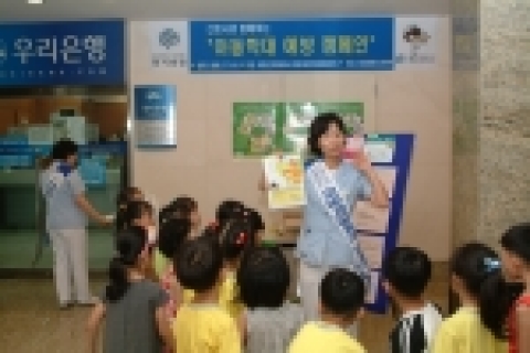 관동대학교 의과대학 명지병원(병원장 김병길) 간호부는 중앙아동학대예방센터, 대한간호협회 등과 공동으로 아동학대예방사업 추진과 아동학대에 대한 인식 제고를 위해 지난 7월7일 오전 10시부터 오후 2시까지 병원 1층 로비에서 아동학대예방 캠페인(사진)을 펼쳤다.