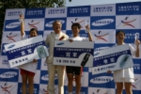 10일 베이징 국가올림픽체육센터에서 개최된   '7ㆍ13 올림픽 유치 성공'을 기념「삼성전자배 2005 올림픽유치기념 일만인달리기대회」에는 1만명이 넘는 북경시민들이 참가했다. 이 날 행사에는 삼성전자 중국본사 박근희사장을 비롯하여 장파치앙(張發强 )국가체육총국 부국장, 장샤오위(蔣效愚) 베이징올림픽조직위 부주석 등이 참석했다.  이번 대회 우승자에게는 삼성전자 휴대폰을 비롯해 드럼세탁기, MP3 등이 부상으로 주어졌다.