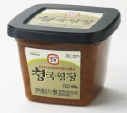풀무원(대표 이규석, www.pulmuone.com )은 15가지 신선한 양념에 냄새가 없는 생 청국장이 35% 함유된 ‘청국 쌈장(450g/3,900원)’을 출시했다.