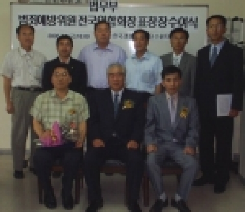 시상식이 끝난 후 기념촬영을 하고있다. 사진 왼쪽부터 장용기 위원, 이순국 수원지부장, 심진규 사전면담 후원회장.