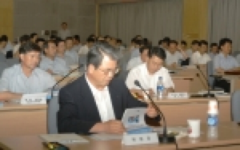 2005년도 상반기 관세청 우수혁신사례(BP:Best Practice) 경진대회" 위원장인 박진헌 관세청 차장이 주요사례들을 검토하고 있다