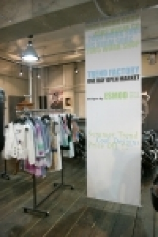 에스모드 서울 학생들의 작품이 판매를 위해 “에스모드 트렌드 팩토리”행사장에 디스플레이되어 있다.