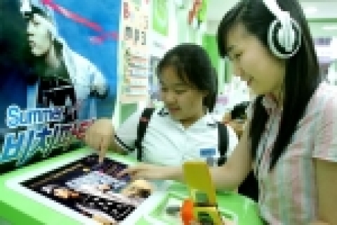 LG텔레콤(사장 南 鏞 / www.lgtelecom.com)이 한국 대중음악 산업 육성 및 뮤직온(musicON / www.musicon.co.kr) 활성화를 위해 뮤직온 이용자 중 총 3,000명을 초대한 가운데 ‘세븐과 함께하는 Summer Beach 파티’를 7월 30일 강릉 경포대 해수욕장에서 개최한다. 사진은 LG텔레콤 고객이 뮤직온 사이트에서 세븐과 함께하는 Summer Beach 파티에 응모하고 있는 모습.