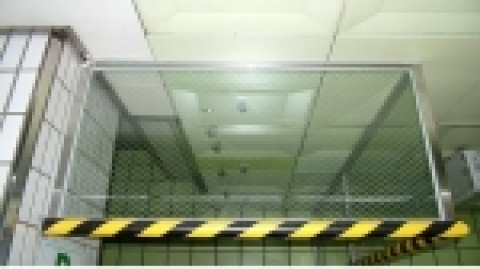 서울지하철승강장과 대합실의 경계부위인 수직관통부에 설치된 Water Curtain 및 제연경계벽  전경
