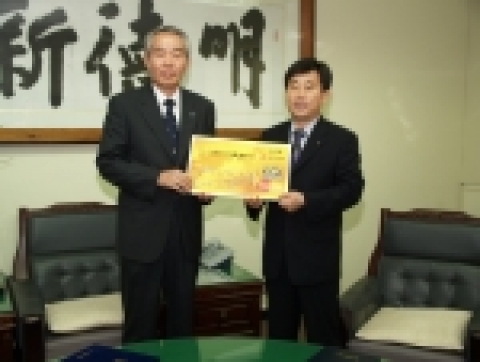 농협중앙회 진주시지부 강기묘 지부장이 학교발전기금 조성을 위한 개척카드 발급을 기념하기 위해 경상대학교 조무제 총장에게 '개척카드'를 전달하고 있다.