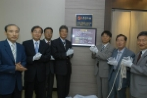 LG전자와 서울대가  音質硏究를 공동으로 수행하는 '음파무향실'이 준공됐다.(왼쪽부터 이재홍 전기컴퓨터공학부 교수, 한민구 공과대학 학장, 이정준 LG전자 미디어연구소장, 황운광 LG전자 DM사업본부장, 남상욱 뉴미디어통신공동연구소장, 이충웅 명예교수, 성굉모 전기컴퓨터공학부 교수)