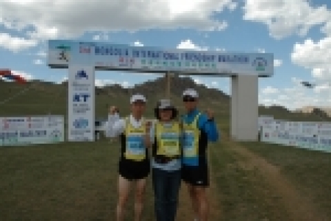제3회 몽골국제우정마라톤대회에 참가한 경상대학교 마라톤클럽 선수들. 전차수 부회장, 이정숙 회장, 안영균 총무(왼쪽부터).