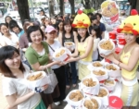 초복을 3일 앞둔 12일, 대학로 KFC매장에서 시민들에게 KFC의 신제품인 스마트 버켓 세트"를 나누어 주고 있다.