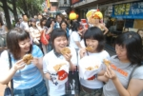 초복을 3일 앞둔 12일, 대학로 KFC매장에서 시민들에게 KFC의 신제품인 스마트 버켓 세트"를 나누어 주고 있다.