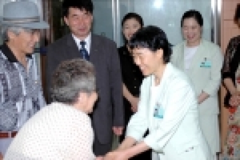 건양대학교병원 간호부(간호부장 : 김현숙)와 인근 아파트 부녀회원들은 7월 12일(화) 오후 3시 관저동사무소를 찾아 지난 5월 2일 개원5주년 기념행사의 일환으로 원앙마을아파트, 대자연마을아파트 등 인근 아파트 주민들과 함께 개최한 “사랑의 바자회” 수익금 중 일부를 생활형편이 어려운 이웃 주민 4명에게 전달하고 이들을 격려했다.