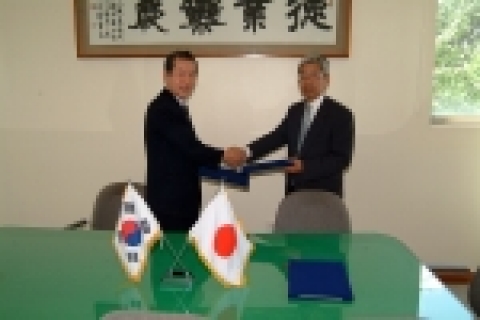 12일 임경식 사장 (왼쪽) 은 동아화성 본사에서 고수키 시게오 미토요사장과 추가출자 자본투자합의서를 체결한뒤 악수하고 있다