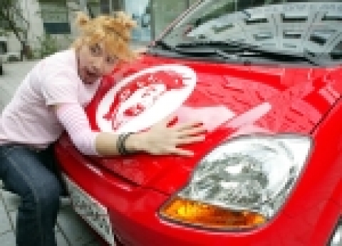 GM DAEWOO 마티즈를 구입한 신세대 스타 노홍철씨가 빨간색 마티즈를 구입, 서울 여의도 중앙영업소에서 차량 인도식을 가졌다. 노씨는 보닛과 자동차 문 등에 재미있는 자신의 캐리커처와 사진을 그려 넣은 마티즈를 보고 특유의 몸동작을 취하며 즐거워 하고 있다.